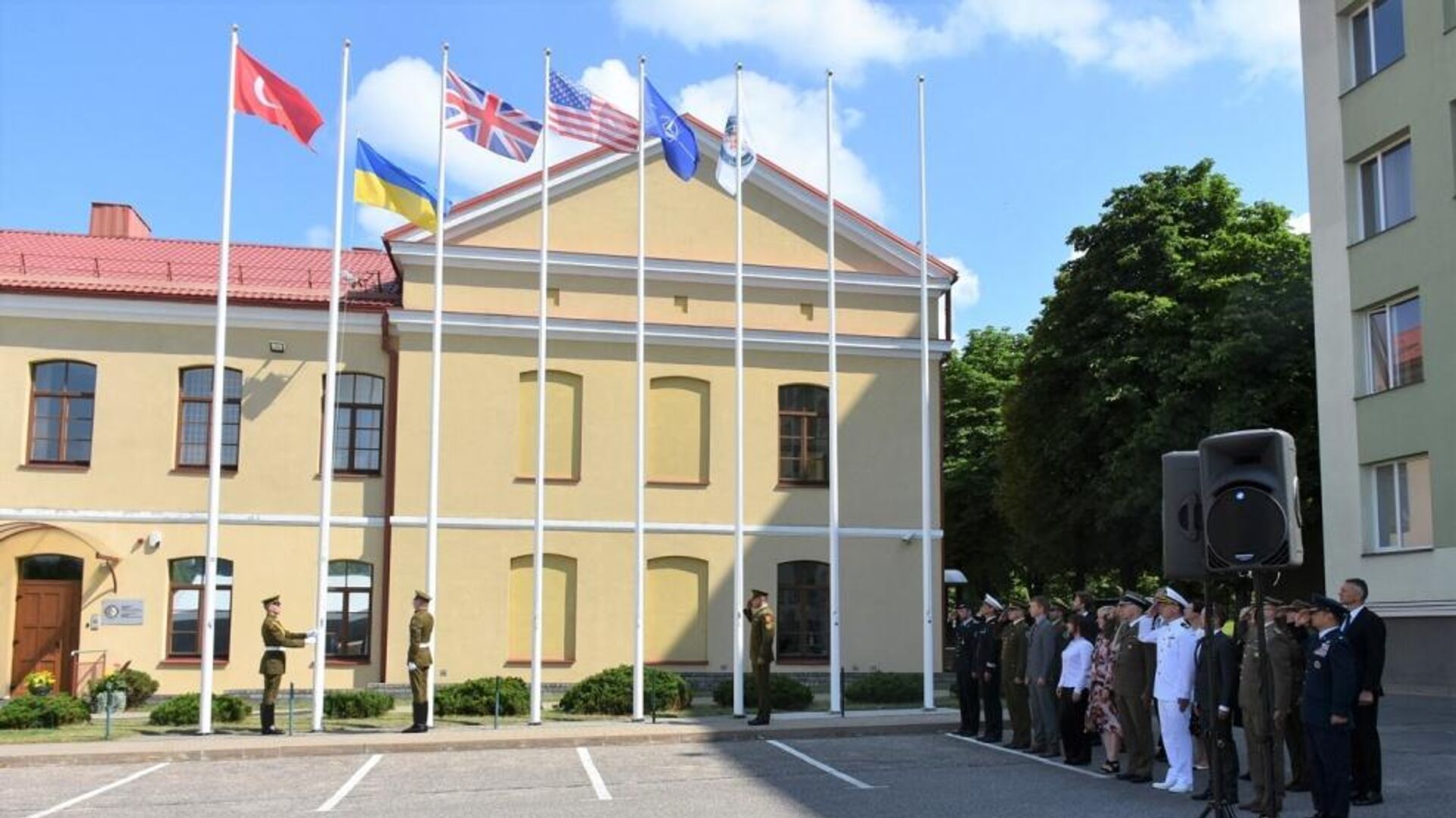 Поднятие флага Украины у здания Центра компетенции НАТО в области энергетической безопасности (ESKC) - Sputnik Литва, 1920, 10.07.2021