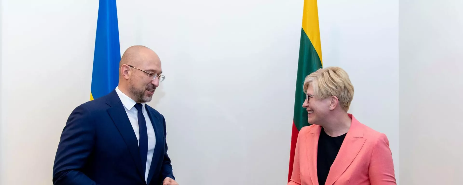 Премьер-министр Литвы Ингрида Шимоните с премьером Украины Денисом Шмыгалем - Sputnik Lietuva, 1920, 08.07.2021