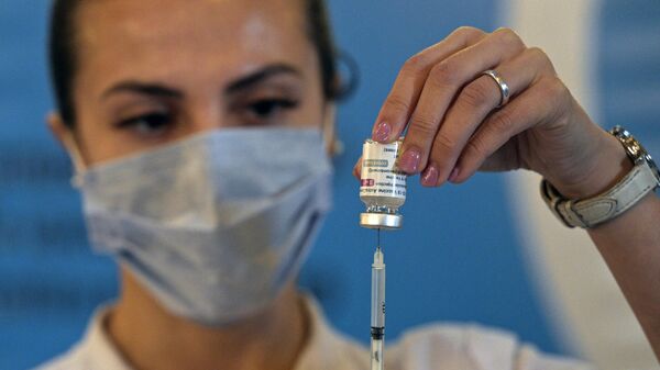 Ампула с вакциной AstraZeneca от коронавируса - Sputnik Литва