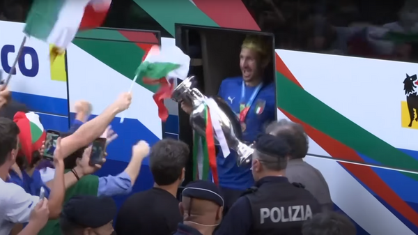 Сборная Италии по футболу прибыла в Рим после победы на Евро-2020 - Sputnik Lietuva