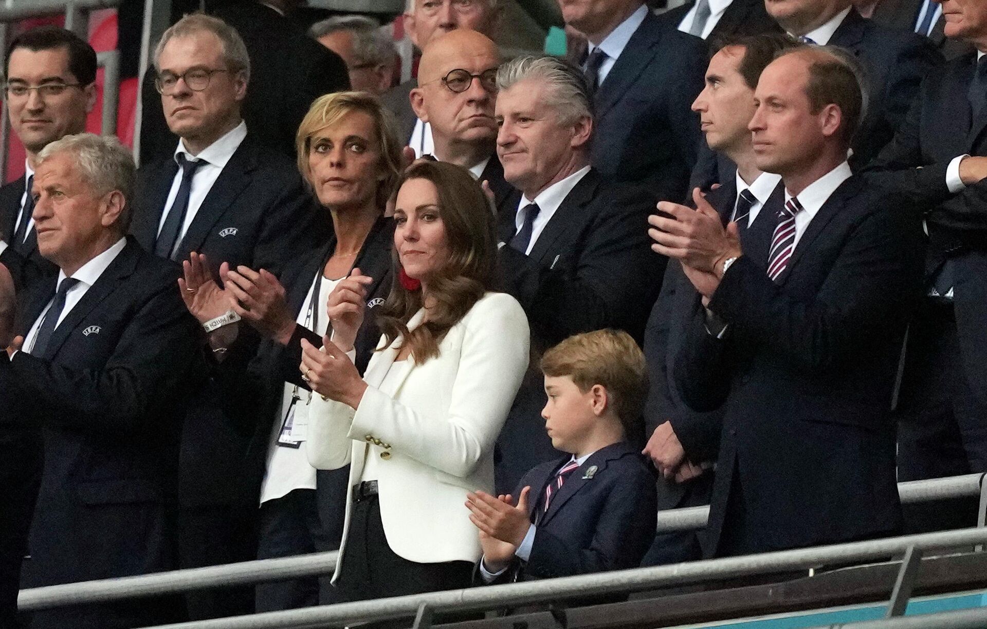 Британский Принц Уильям с женой Кэтрин и сыном Джорджем перед финальным матчем Евро-2020 - Sputnik Lietuva, 1920, 12.07.2021