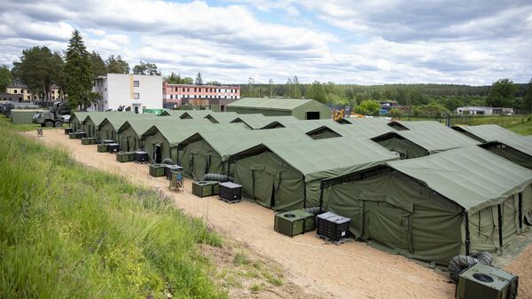 Палаточный городок для мигрантов на границе Литвы и Белоруссии - Sputnik Литва
