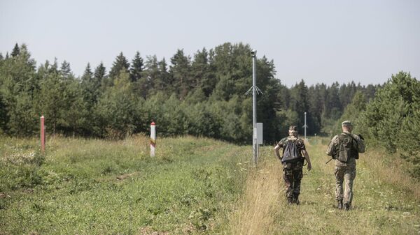 Литовские пограничники на границе с Белоруссией - Sputnik Литва