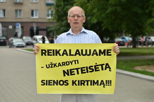 Užrašas ant plakato: &quot;Reikalaujame – užkardyti neteisėtą sienos kirtimą&quot;. - Sputnik Lietuva