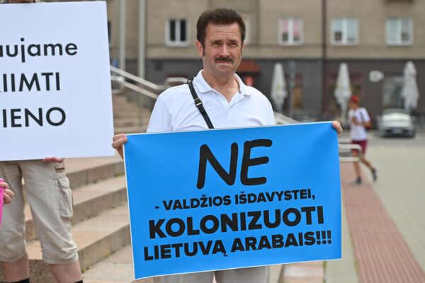 Užrašas ant plakato: &quot;Ne – valdžios išdavystei, kolonizuoti Lietuvą arabais&quot;. - Sputnik Lietuva