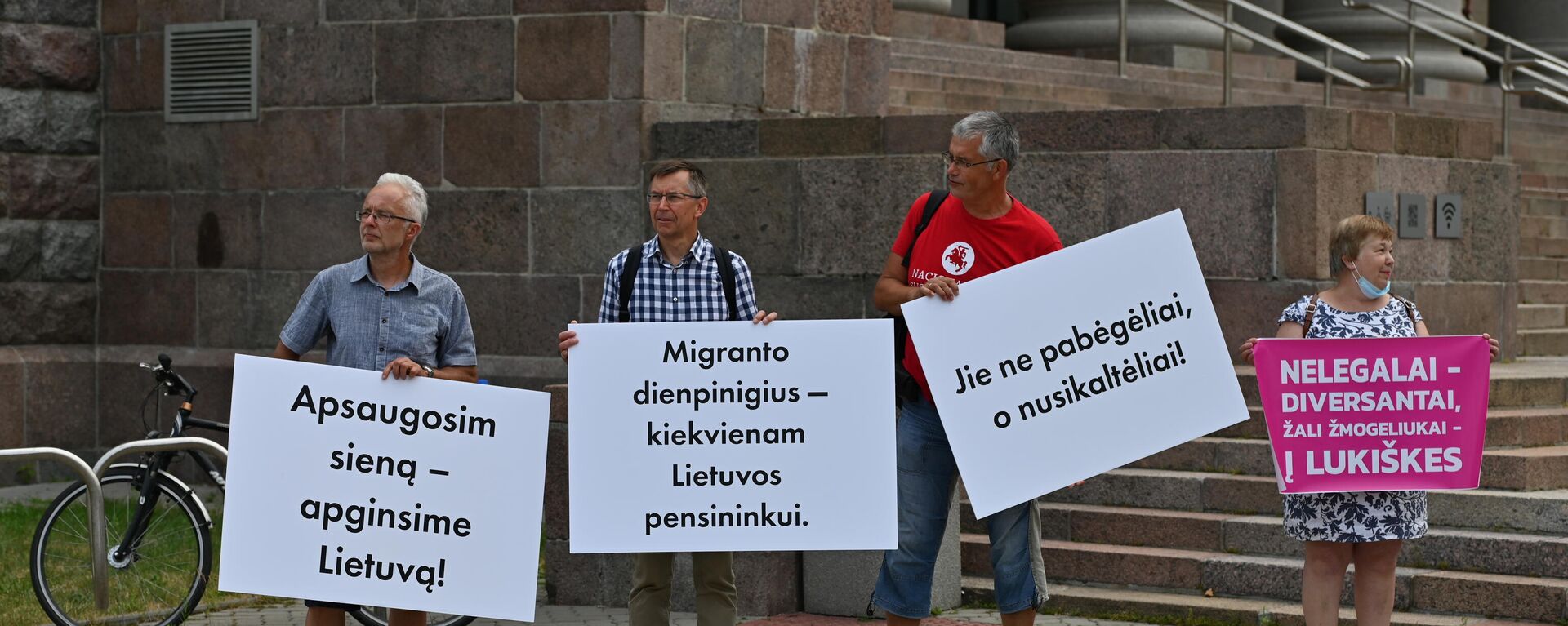 Митинг у здания Сейма Литвы в Вильнюсе против нелегальных мигрантов - Sputnik Литва, 1920, 14.07.2021