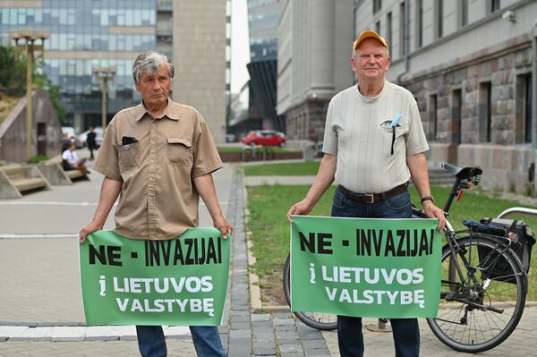 Užrašas ant plakato: &quot;Ne – invazijai į Lietuvos valstybę&quot;. - Sputnik Lietuva
