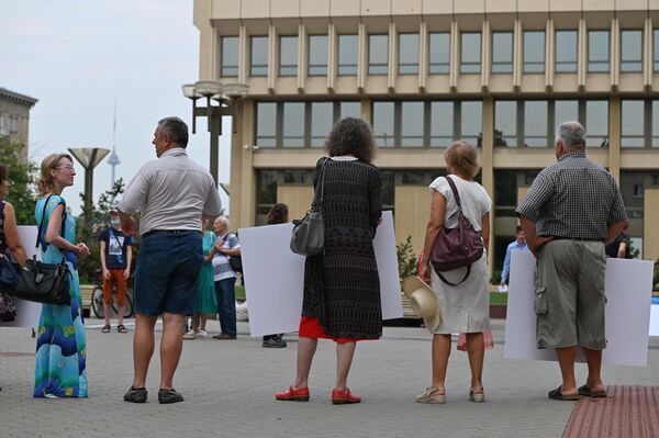 Nuotraukoje: protestuotojai Nepriklausomybės aikštėje, prie Seimo pastato, Vilniuje. - Sputnik Lietuva