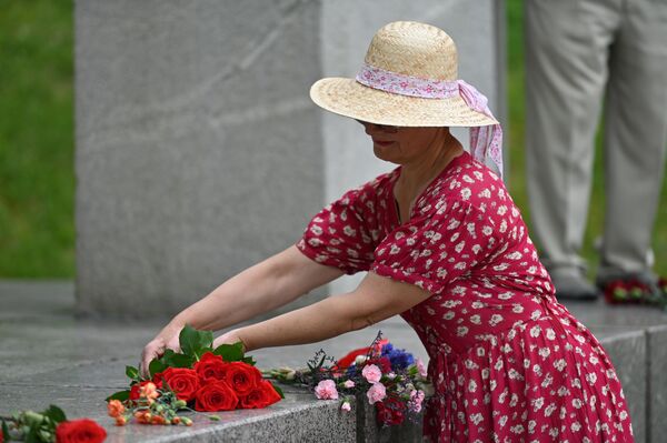 Vainikų ir gėlių padėjimas prie memorialo sovietų kariams Vilniaus Antakalnio kapinėse. - Sputnik Lietuva