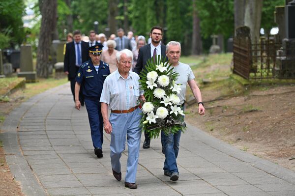 Vainikų ir gėlių padėjimas prie memorialo sovietų kariams Vilniaus Antakalnio kapinėse. - Sputnik Lietuva