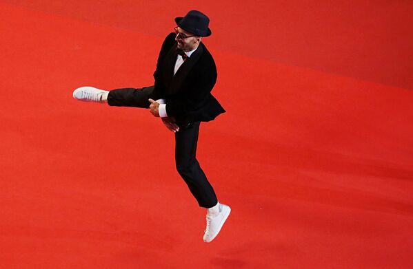 Prancūzų menininkas JR sušoko ant raudonojo Kanų kino festivalio kilimo prieš filmo &quot;Vėliavos diena&quot; (angl. Flag Day) peržiūrą. - Sputnik Lietuva