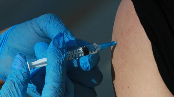 Прививка вакциной Гам-Ковид-Вак (Спутник V) в центре вакцинации от COVID-19 - Sputnik Литва