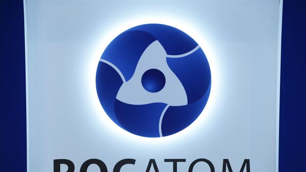 Логотип государственной корпорации по атомной энергии Росатом, архивное фото - Sputnik Литва