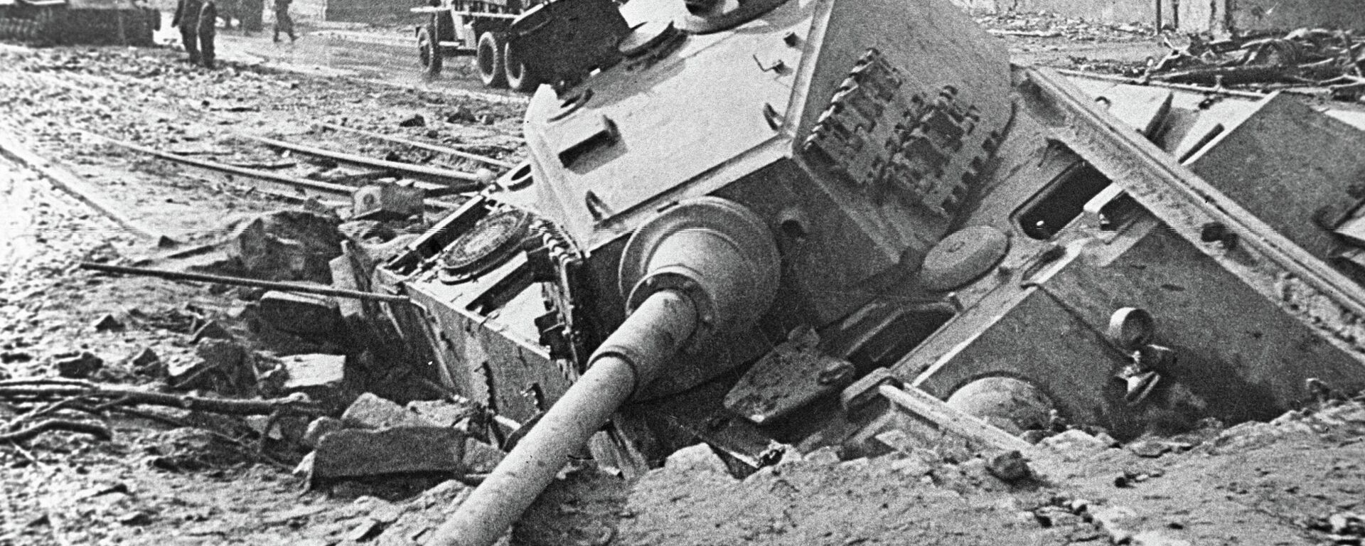 Smūgį patyręs vokiečių tankas Berlyno gatvėje - Sputnik Lietuva, 1920, 14.07.2021