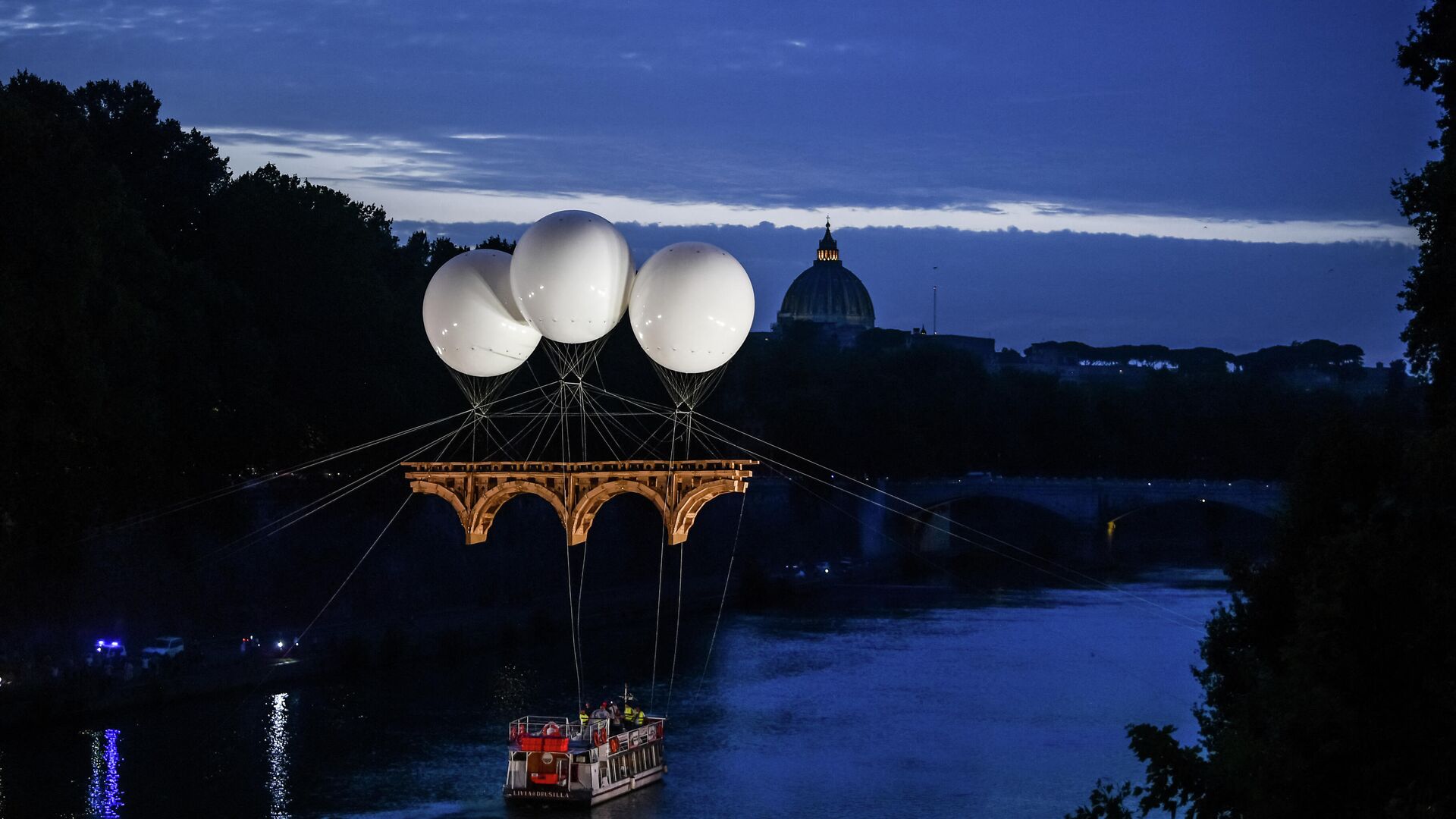 Инсталляция французского художника Оливье Гроссетете Мост Фарнезе над рекой Тибр в Риме - Sputnik Lietuva, 1920, 15.07.2021