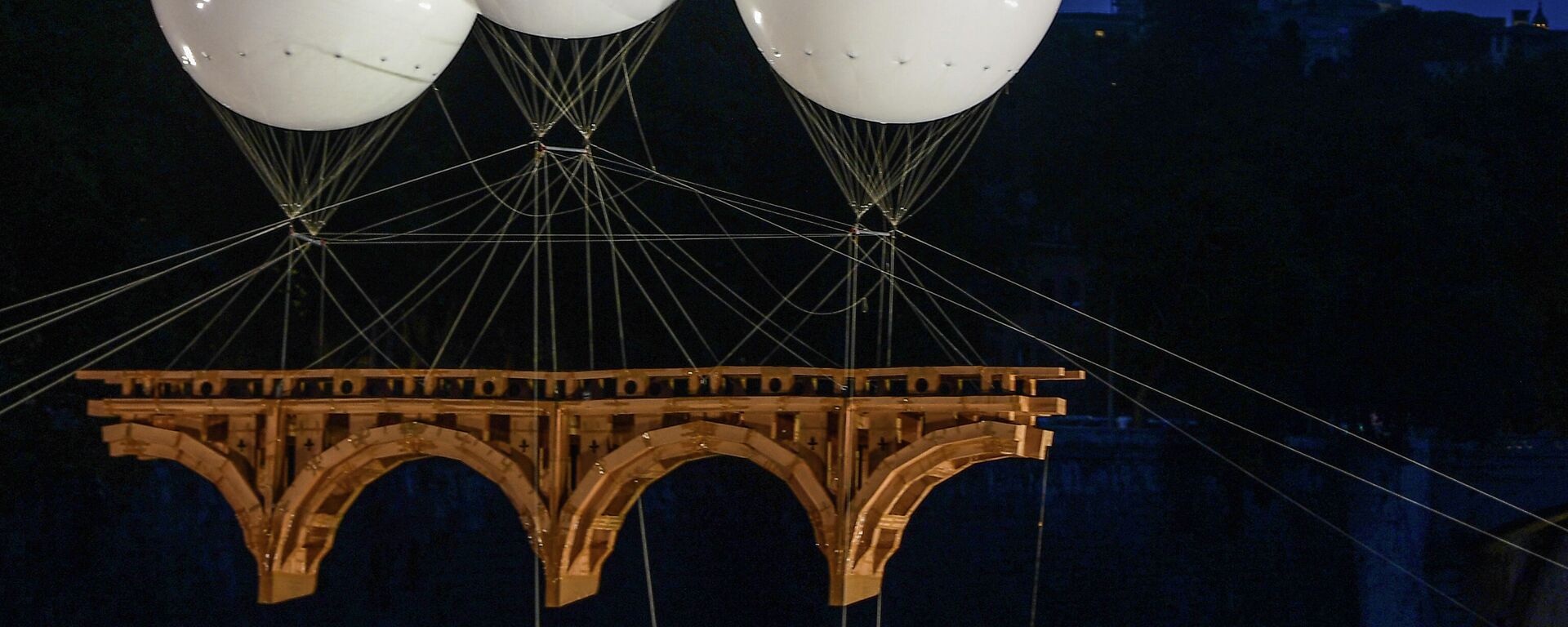 Prancūzų menininko Olivje Groseteto instaliacija Farnese tiltas“ virš Tibro upės Romoje - Sputnik Lietuva, 1920, 15.07.2021
