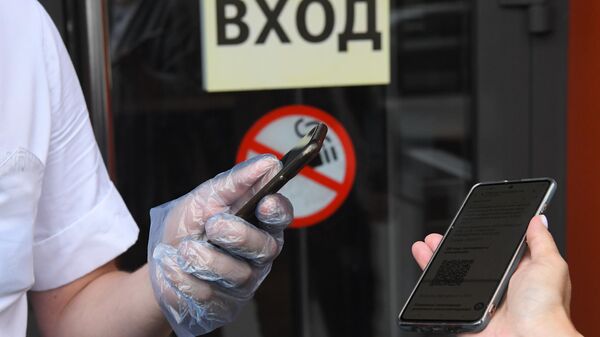 Проверка специального QR-кода у посетителя ресторана в Москве - Sputnik Литва