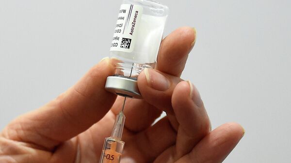 Ампула с вакциной AstraZeneca от коронавируса - Sputnik Lietuva
