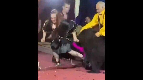 Момент нападения медведя на дрессировщицу в цирке-шапито - Sputnik Lietuva