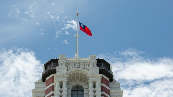 Флаг Китайской Республики (Тайвань) над зданием, архивное фото - Sputnik Литва