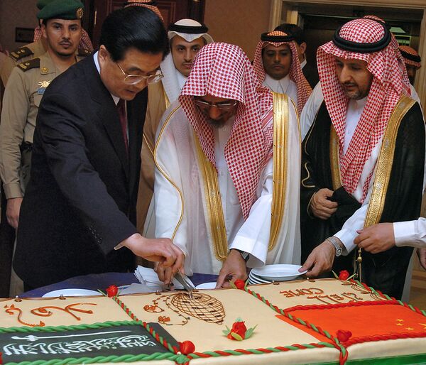 Saudo Arabijos šeichas Salehas bin Humaidas ir Kinijos prezidentu Hu Jintao pjauna tortą po Jintao kalbos Shuros taryboje Riadoje (2006 m. Balandžio 23 d.). Jintao su Saudo Arabijos vadovais aptarė pasiūlymą Kinijoje įsteigti strateginį naftos rezervą, kurį maitina Saudo Arabijos atsargos. - Sputnik Lietuva