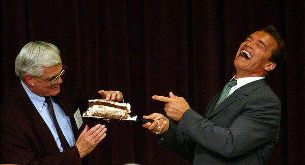 Kalifornijos gubernatorius Arnoldas Švarcenegeris dalijasi gimtadienio tortu su Kalifornijos lygos prezidentu Ron Loveridge Monterey, 2004 metų liepos 29 dieną, Kalifornija. - Sputnik Lietuva