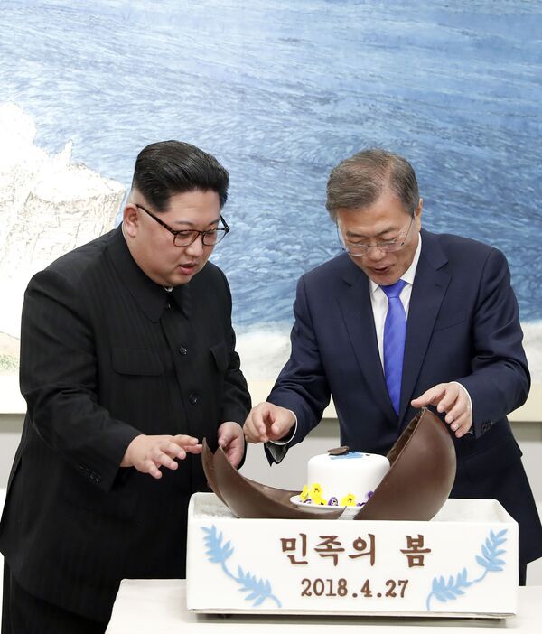 Šiaurės Korėjos lyderis Kim Jong Unas, kairėje, ir Pietų Korėjos prezidentas Moon Jae-inas, dešinėje, per banketą pasienio kaime Panmunjome, 2018 m. balandžio 27 d. - Sputnik Lietuva