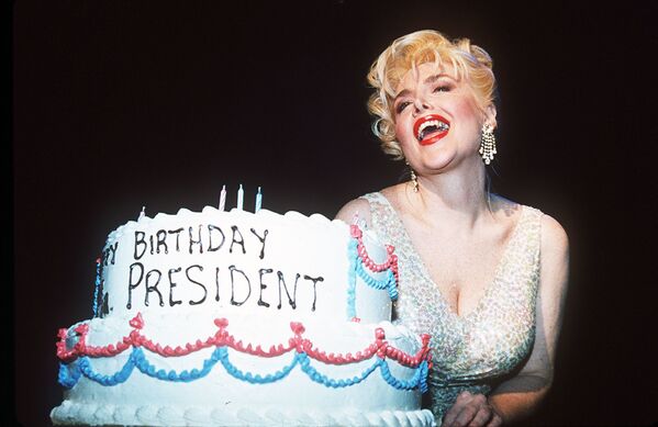 Gennifer Flowers atkuria Marilyn Monroe pasirodymą &quot;su gimtadieniu, pone prezidente&quot; Niujorke, 1994 metų rugpjūčio 16 d. - Sputnik Lietuva