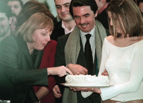 Vokietijos Krikščionių demokratų sąjungos vadovė Angela Merkel ragauja Ispanijos ministro pirmininko José Marna Aznaro gimtadienio tortą. - Sputnik Lietuva