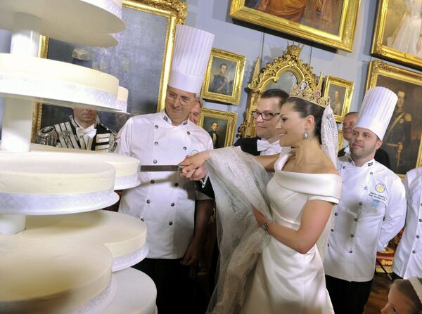 Švedijos princesė Viktorija ir Vastergotlando hercogas princas Danielis Westlingas pjauna vestuvinį tortą per iškilmes Karaliaus rūmuose.   2010 metų birželio 19 dieną, Švedija. - Sputnik Lietuva