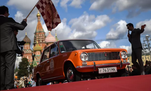 Автомобиль ВАЗ-2101 на старте авторалли уникальных машин советской эпохи ГУМ-Авторалли 2020 Автомобиль ВАЗ-2101 на старте авторалли уникальных машин советской эпохи ГУМ-Авторалли 2020