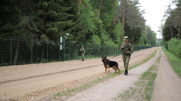 Белорусские пограничники с собакой, архивное фото - Sputnik Lietuva