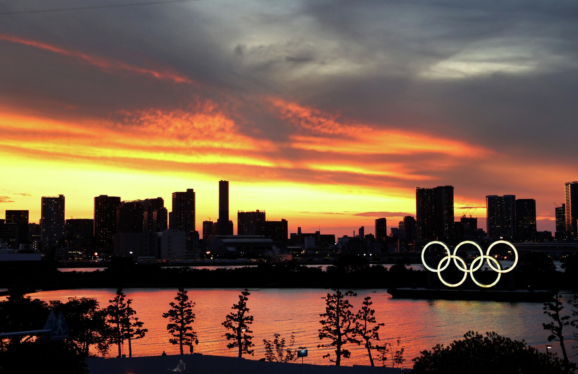 Светящаяся скульптура Олимпийские кольца на Олимпийских играх 2020 в Токио - Sputnik Литва, 1920, 22.07.2021