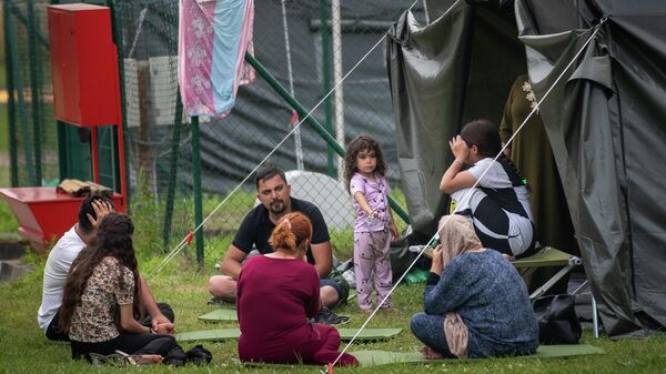 Nelegalūs migrantai stovykloje prie Lietuvos ir Baltarusijos sienos - Sputnik Lietuva