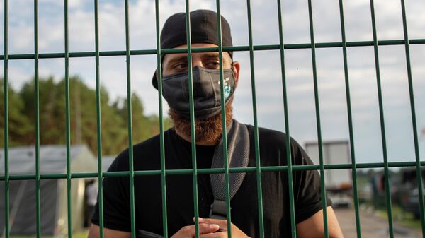Нелегальный мигрант в лагере на границе Литвы и Белоруссии - Sputnik Литва