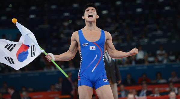 Kim Hyun Woo iš Pietų Korėjos, aukso medalio laimėtojas olimpinių graikų-romėnų imtynių 66 kg divizione paskutinėje kovoje per medalių įteikimo ceremoniją XXX vasaros olimpinėse žaidynėse Londone. - Sputnik Lietuva