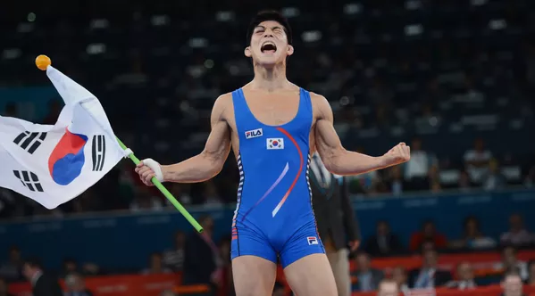 Kim Hyun Woo iš Pietų Korėjos, aukso medalio laimėtojas olimpinių graikų-romėnų imtynių 66 kg divizione paskutinėje kovoje per medalių įteikimo ceremoniją XXX vasaros olimpinėse žaidynėse Londone. Kim Hyun Woo iš Pietų Korėjos, aukso medalio laimėtojas olimpinių graikų-romėnų imtynių 66 kg divizione paskutinėje kovoje per medalių įteikimo ceremoniją XXX vasaros olimpinėse žaidynėse Londone. - Sputnik Lietuva