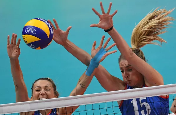 XXXI vasaros olimpinėse žaidynėse moterų tinklinio finalinėse varžybose tarp KLR ir Serbijos moterų rinktinių serbietė Maya Ognenovič ir Jovana Stevanovič. XXXI vasaros olimpinėse žaidynėse moterų tinklinio finalinėse varžybose tarp KLR ir Serbijos moterų rinktinių serbietė Maya Ognenovič ir Jovana Stevanovič. - Sputnik Lietuva