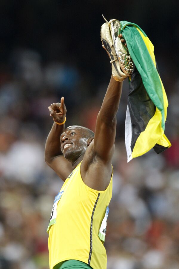 Jamaikos lengvaatletis Usainas Boltas Pekino olimpinėse žaidynėse laimėjo 100 m lenktynes ​​su pasaulio rekordu. Naujas &quot;karališkosios&quot; lengvosios atletikos rungties pasiekimas dabar yra 9,69 sekundės. - Sputnik Lietuva