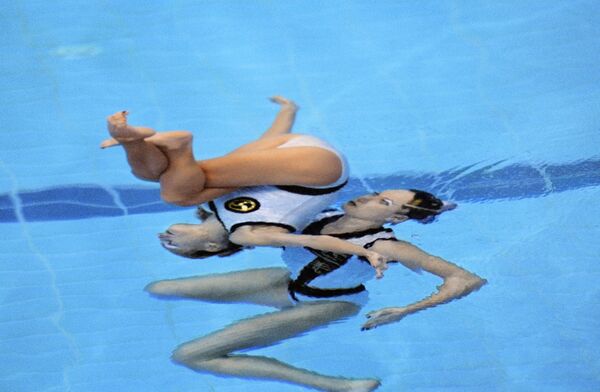 2000 m. Olimpinės sinchroninio plaukimo čempionės Olga Brusnikina ir Maria Kiseliova. - Sputnik Lietuva