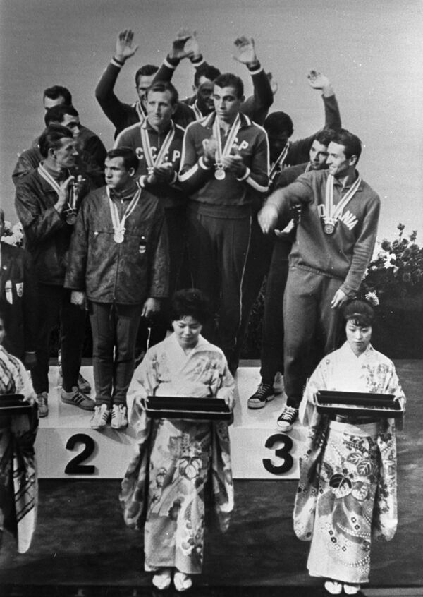 XVIII vasaros olimpinės žaidynės Tokijuje. 1964 m. Spalio 10–24 d. 1000 metrų baidarių varžybose aukso medalius iškovojo keturi tarybiniai irkluotojai Nikolajus ČužIkovas, Anatolijus Grišinas, Viačeslavas Jonovas ir Vladimiras Morozovas. Antroje vietoje yra Vokietijos Demokratinės Respublikos sportininkai, trečioje - Rumunijos Socialistinės Respublikos komanda. - Sputnik Lietuva