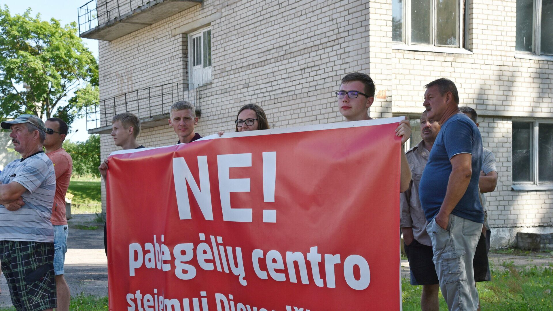 Акция протеста в Девенишкесе против строительства центра для мигрантов - Sputnik Литва, 1920, 26.07.2021