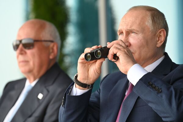 Rusijos prezidentas Vladimiras Putinas ir &quot;Rostech&quot; generalinis direktorius Sergejus Čemezovas (kairėje) Tarptautinėje aviacijos ir kosmoso parodoje &quot;MAKS-2021&quot;. - Sputnik Lietuva