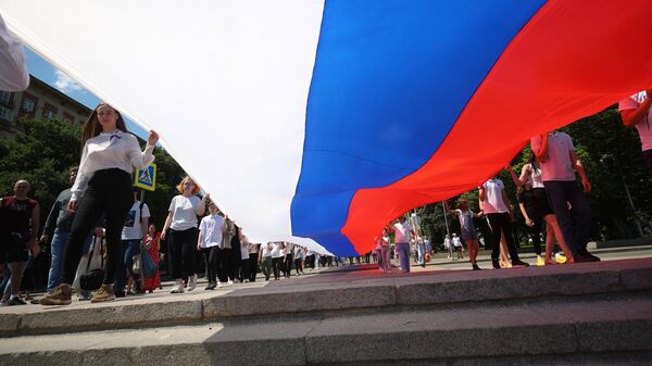 Жители несут флаг России, архивное фото - Sputnik Литва