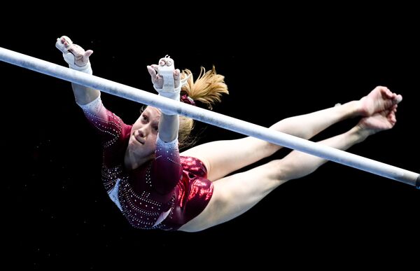 Tokijuje Rusijos rinktinei atstovauja įvairaus amžiaus atletai – nuo 16-metės gimnastės Viktorijos Listunovos iki 56 metų jojikės Inesos Merkulovos. - Sputnik Lietuva