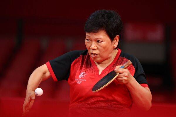 Ni Xia Lian – kinų kilmės natūralizuota Liuksemburgo stalo tenisininkė, kuriai 58 metai. - Sputnik Lietuva