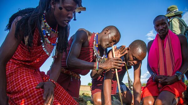 Masajų genties vyrai kūrena ugnį Kenijoje - Sputnik Lietuva
