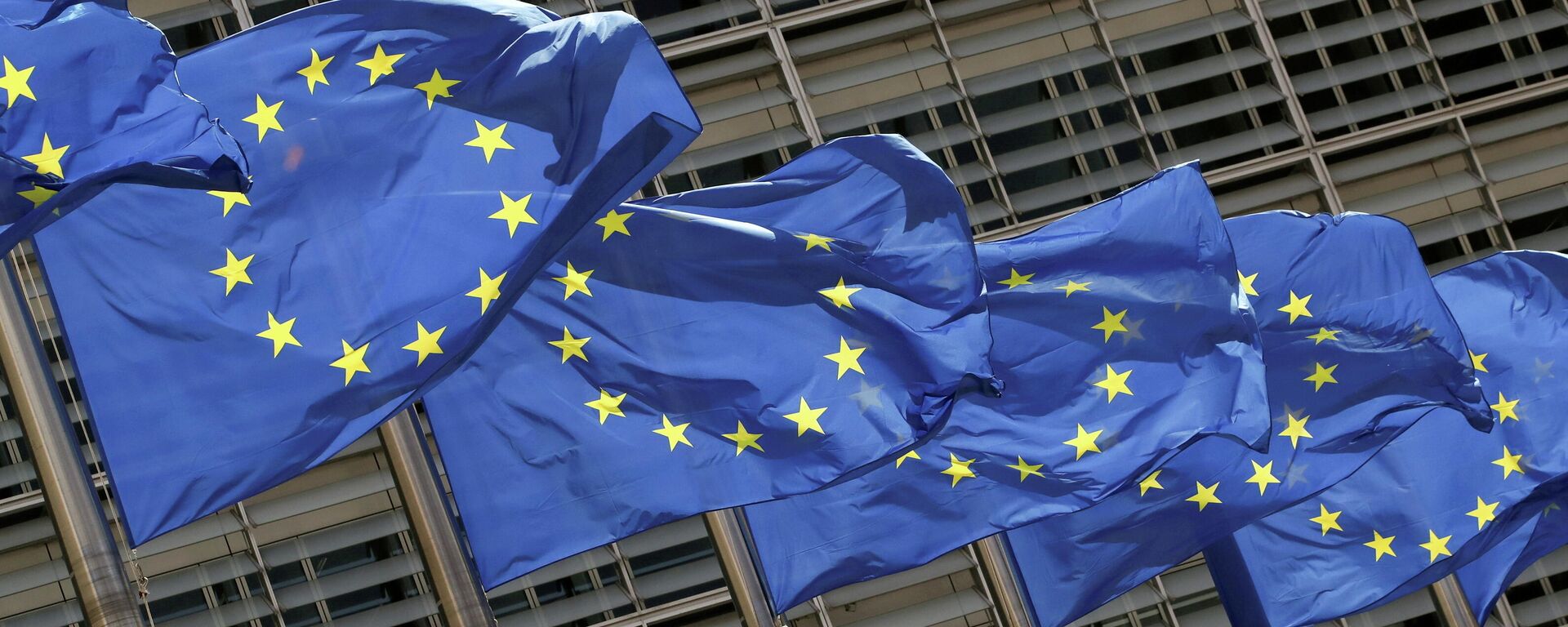 Флаги Европейского союза у штаб-квартиры Европейской комиссии в Брюсселе - Sputnik Литва, 1920, 19.08.2021