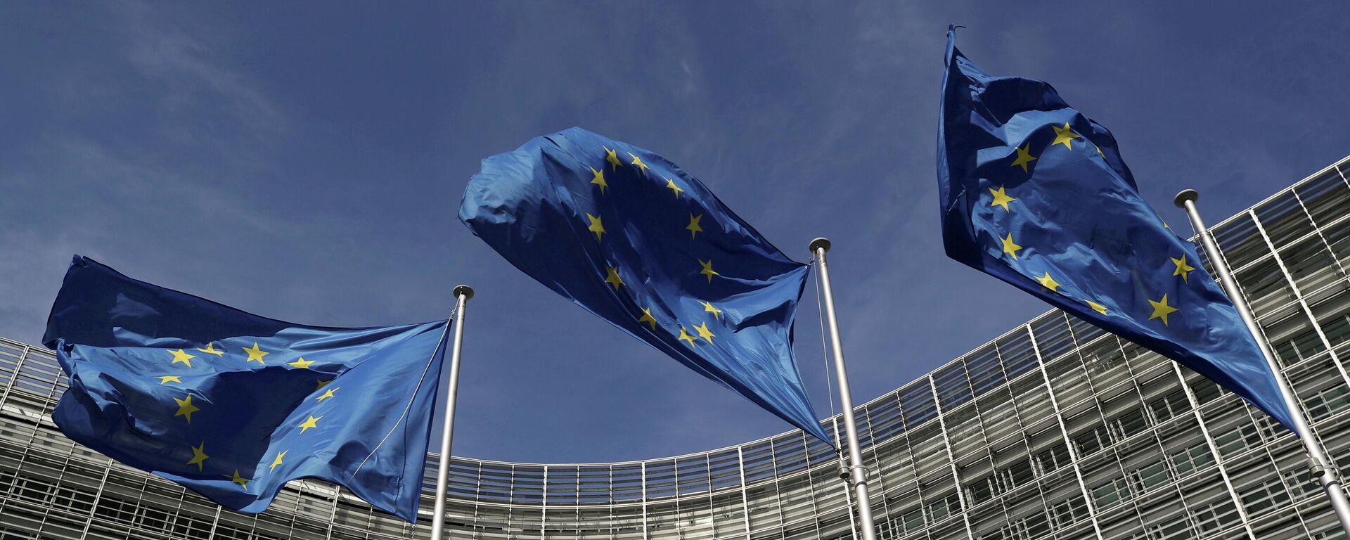 Флаги Европейского союза у штаб-квартиры Европейской комиссии в Брюсселе - Sputnik Литва, 1920, 06.10.2021