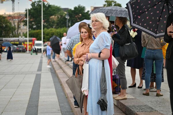 Absolventų šeimos nariai susirinko Katedros aikštėje. - Sputnik Lietuva